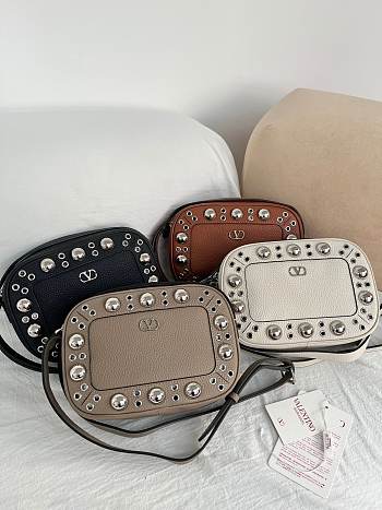 	 Valentino Garavani Nellcôte Shoulder Bag In Grainy Calfskin - 23 X 16 X 6cm