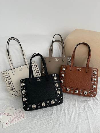 	 VALENTINO GARAVANI NELLCÔTE VLOGO SIGNATURE GRAINY CAFLSKIN TOTE - 21 X 16 X 5 cm