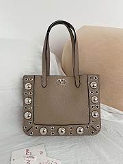 	 VALENTINO GARAVANI NELLCÔTE VLOGO SIGNATURE GRAINY CAFLSKIN TOTE - 21 X 16 X 5 cm - 5