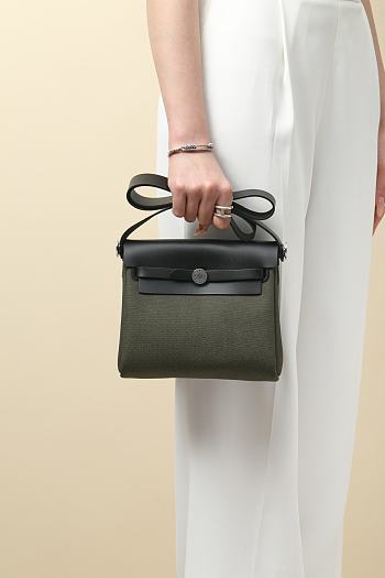 	 Hermes Herbag Zip 20 bag in green