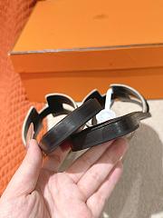 Hermes Oran slides in tufted suede goatskin in printed leopard - 4