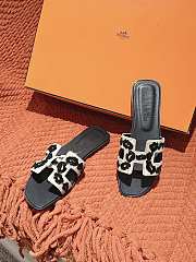 Hermes Oran slides in tufted suede goatskin in printed leopard - 3