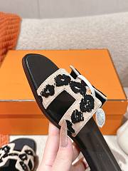 Hermes Oran slides in tufted suede goatskin in printed leopard - 2