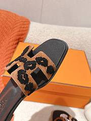 	 Hermes Oran slides in tufted suede goatskin in printed leopard 02 - 6