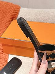 	 Hermes Oran slides in tufted suede goatskin in printed leopard 02 - 5