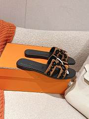 	 Hermes Oran slides in tufted suede goatskin in printed leopard 02 - 2