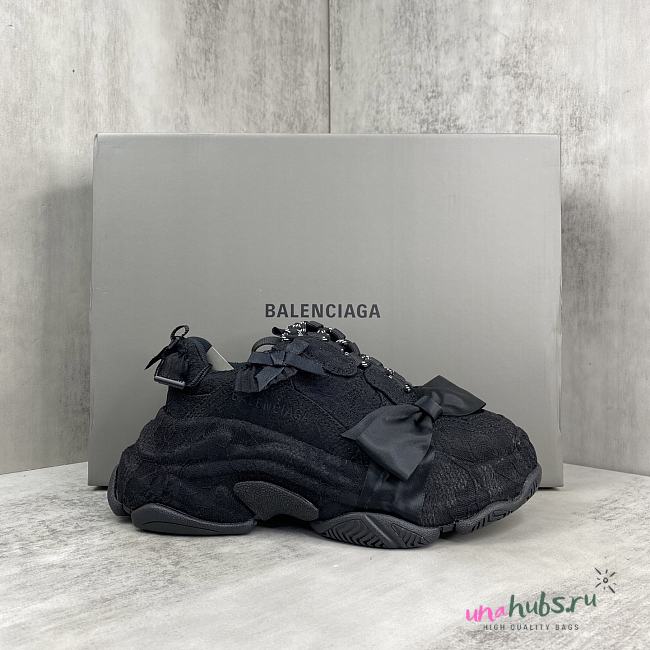 Balenciaga Triple S Lace Up Sneakers Black - 1
