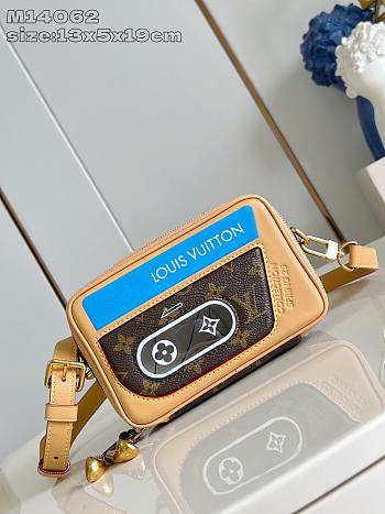 Louis Vuitton Baladeur Wearable Wallet - 19 x 13.5 x 5.5 cm