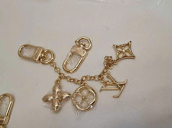 Louis Vuitton Bag Hangging Gold 