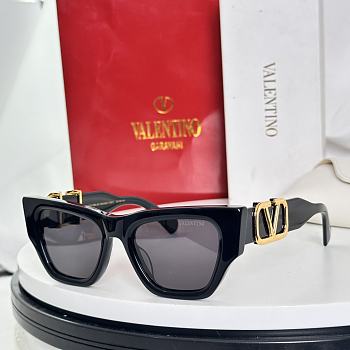 VALENTINO GARAVANI EYEWEAR VLogo Signature cat-eye Sunglasses