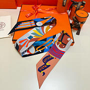 HERMES Silk Parade En Fanfare Twilly Marron Rouge Bleu  - 5 x 86 cm - 1