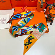 HERMES Silk Parade En Fanfare Twilly Marron Rouge Bleu Yellow - 5 x 86 cm - 1