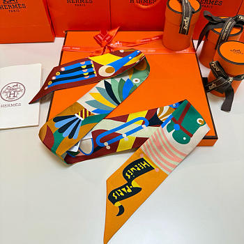 HERMES Silk Parade En Fanfare Twilly Marron Rouge Bleu Yellow - 5 x 86 cm