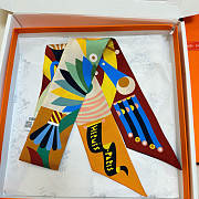 HERMES Silk Parade En Fanfare Twilly Marron Rouge Bleu Yellow - 5 x 86 cm - 3