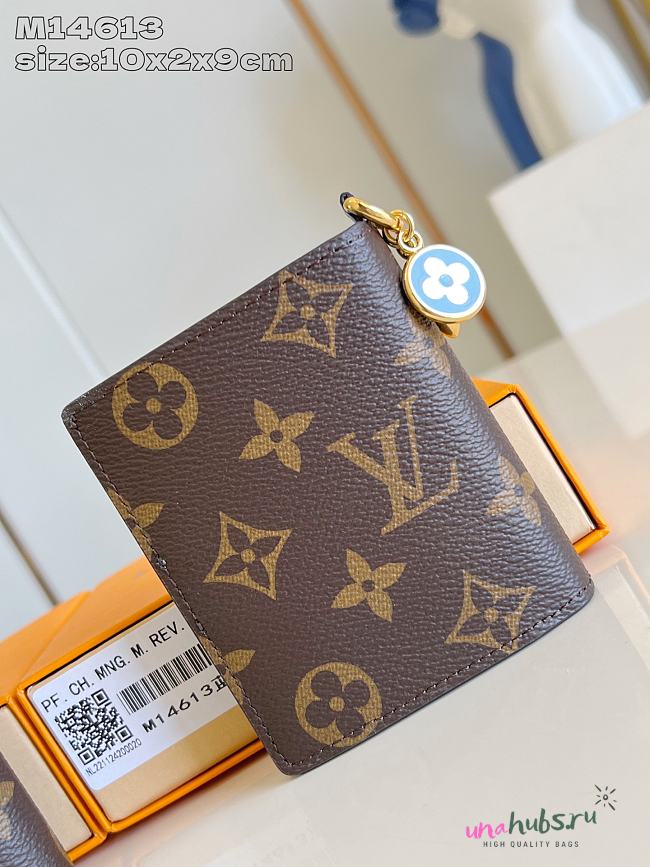 	 Louis Vuitton Charms Monogram Zesty Lime Blue - 10 x 2.5 x 9 cm - 1