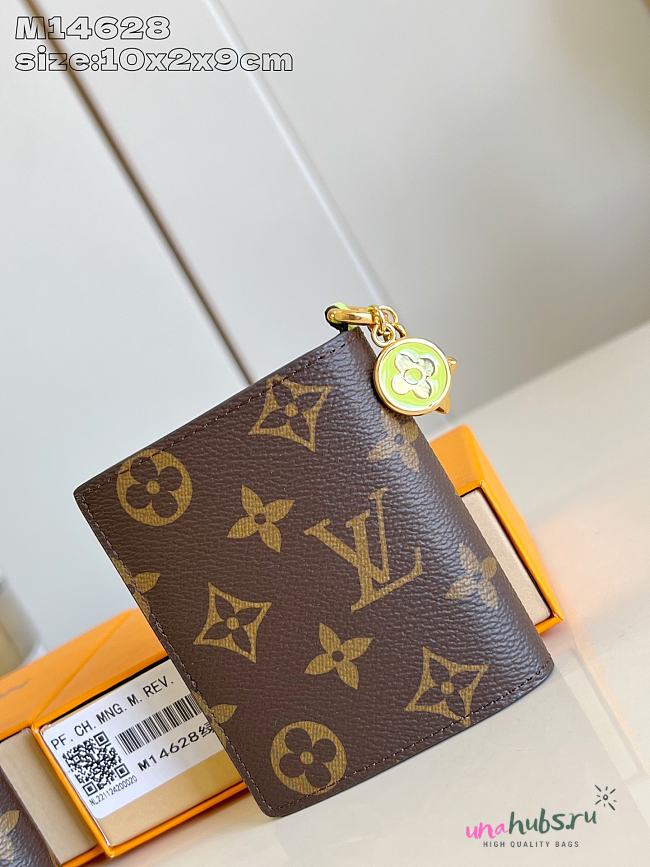 	 Louis Vuitton Charms Monogram Zesty Lime Green - 10 x 2.5 x 9 cm - 1