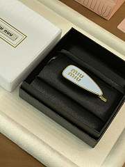 Miu Miu engraved-logo enamel hair clip - 5