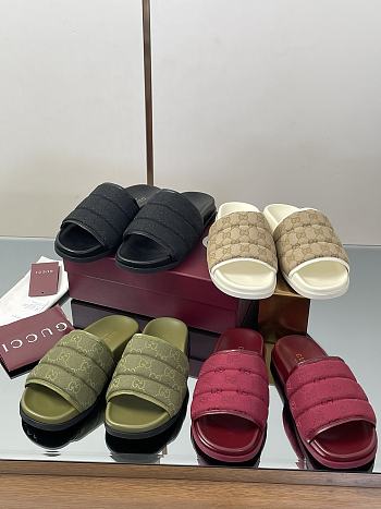 Gucci Men's slide sandal padded GG canvas
