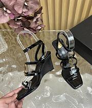 YSl Cassandra 90 leather wedge sandals in black patent - 6