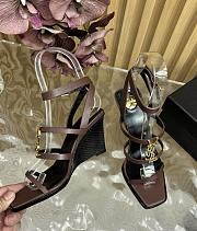 YSl Cassandra 90 leather wedge sandals in brown - 2