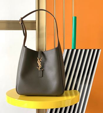 YSL Le 5 A 7 Small Supple In Grained Leather in Light Musk - 22x22x10cm