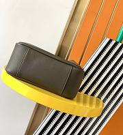 YSL Le 5 A 7 Small Supple In Grained Leather in Light Musk - 22x22x10cm - 5