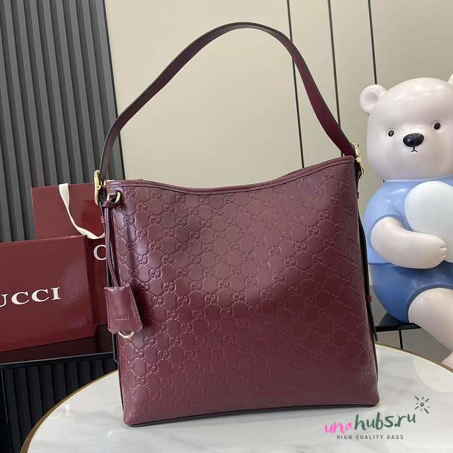 Gucci GG Emblem Medium Shoulder bag Red 30.5x30.5x9cm - 1