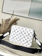 Louis Vuitton LV Trio Messenger Shoulder crossbody 25x18.5x7cm - 4
