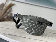 Louis Vuitton LV Discovery Bumbag Green 44x15x9cm - 3