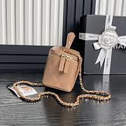 Chanel Vanity Case Top Handle Beige Patent 17cm - 5