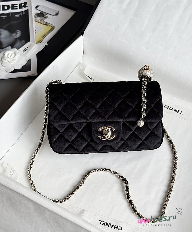 Chanel Flap Bag Black Velvet 20x13x7cm - 1