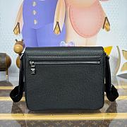 Louis Vuitton LV District PM bag Black 26x20x7cm - 4