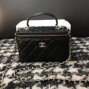 Chanel Handle Vanity Case Black Lambskin 17x9.5x8cm - 1