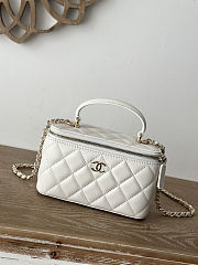 Chanel Handle Vanity Case White Lambskin 17x9.5x8cm - 1
