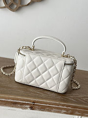 Chanel Handle Vanity Case White Lambskin 17x9.5x8cm - 2