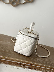 Chanel Handle Vanity Case White Lambskin 17x9.5x8cm - 3