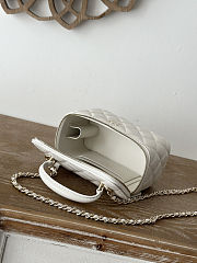 Chanel Handle Vanity Case White Lambskin 17x9.5x8cm - 4