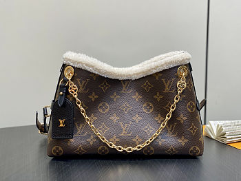 Louis Vuitton CarryAll BB Shearling 26x17x10cm