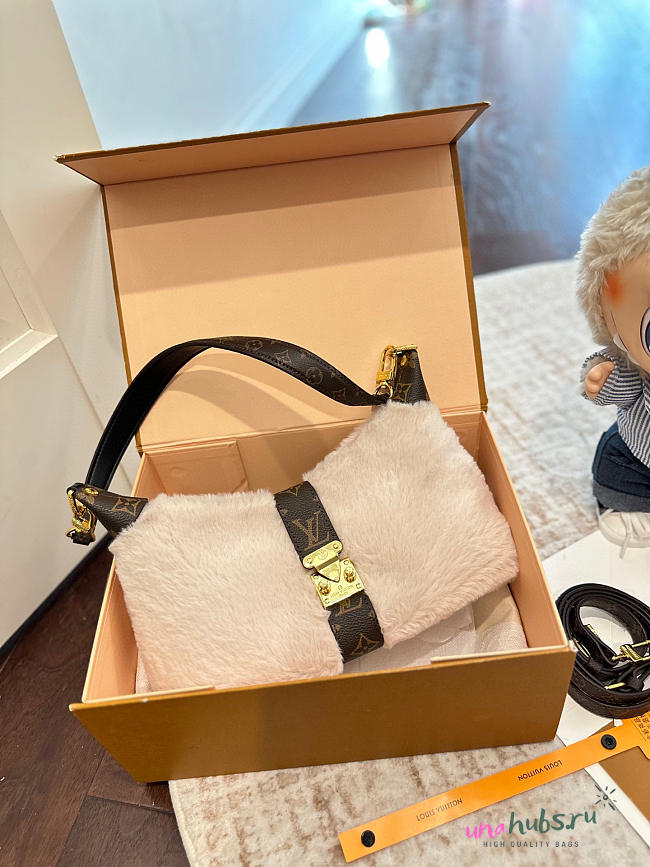 Louis Vuitton Pochette Mia Shearling 22x14.5x8cm - 1