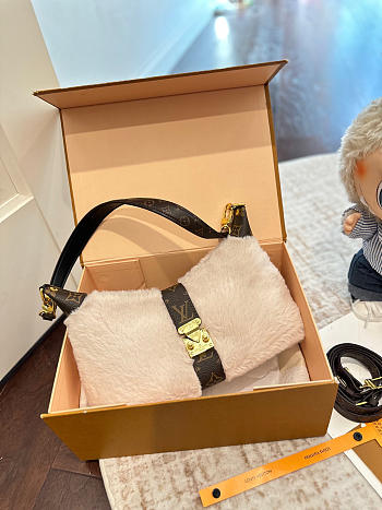 Louis Vuitton Pochette Mia Shearling 22x14.5x8cm