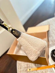 Louis Vuitton Pochette Mia Shearling 22x14.5x8cm - 4