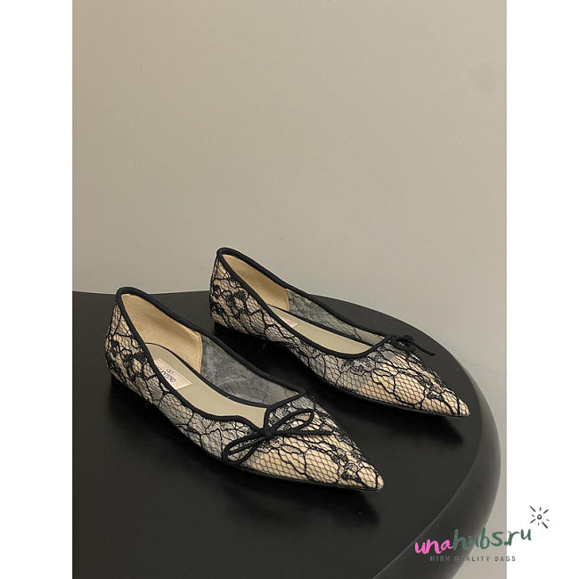 Valentino Garavani Lace Bow Pointed-Toe Ballet Flats In Black/Beige - 1