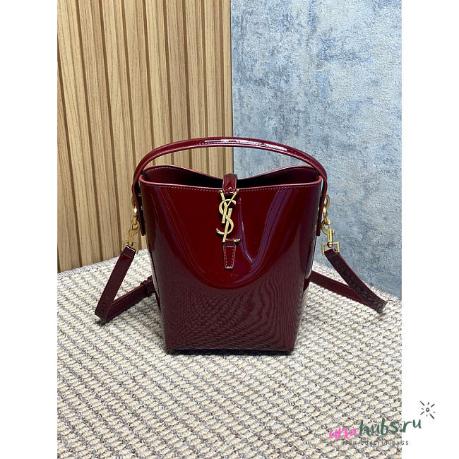 YSL Le 37 Small Bucket Bag In Patent Leather Burgundy 20x17x13cm - 1