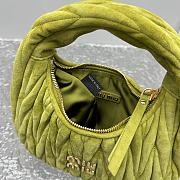 Miu Miu Wander matelassé suede bag green 20x17x6cm - 2