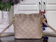 Louis Vuitton Coussin Bucket Coussin beige 20x20x10cm - 2