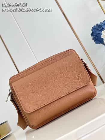 Louis Vuitton Boarding Messenger Cognac 24x18x9cm