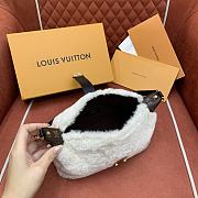 Louis Vuitton Pochette Mia White Shearling 22x14.5x8cm - 5