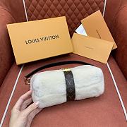 Louis Vuitton Pochette Mia White Shearling 22x14.5x8cm - 3