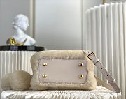 Louis Vuitton Shearling Capusnow Top-Handle Bag 20x13x11cm - 5