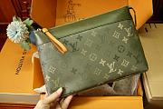 Louis Vuitton Pochette Voyage Souple Monogram Green 27x20x5cm - 2